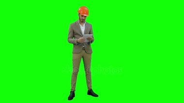 Tablet ve gösteren başparmak yeşil ekranda Chroma Key dayanabiliyor kask içinde genç Yöneticisi.