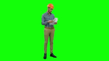 İnşaat planı Chroma anahtar yeşil ekranda incelenmesi hardhat mühendisi.