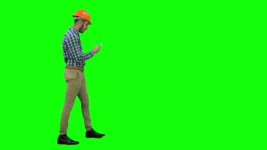 Cep Telefonunuzun ekranında yeşil, Chroma Key kask içinde inşaat mühendisi.