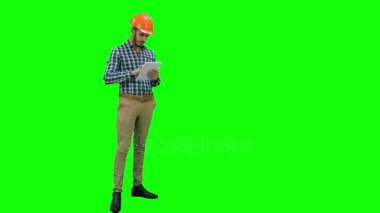 Mühendis inşaat proje Chroma anahtar yeşil ekran üzerinde kontrol etmek için kablosuz tablet kullanma.