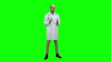 İki farklı hap yeşil ekranda Chroma Key açıklayan erkek doktor.