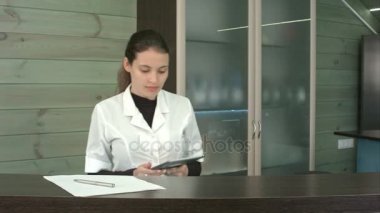 Müşteri bilgilerini yazmak için tablet pc Güzellik Salonu resepsiyonist kullanır