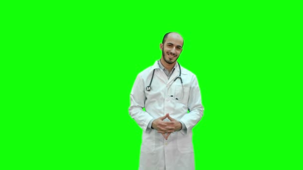 Médico feliz sorrindo para a câmera em uma tela verde, Chroma Key . — Vídeo de Stock