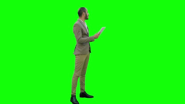 Empresario haciendo videollamada usando tableta en una pantalla verde, Chroma Key . — Vídeos de Stock