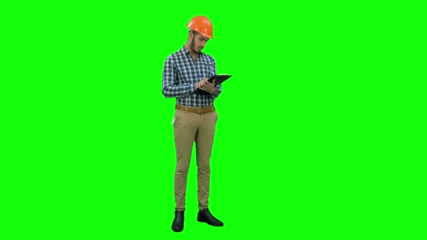 Site inspector filing in inspection form on a Green Screen, Chroma Key. — Stock Video