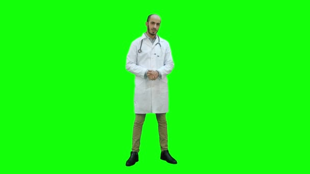 Maschio medico seriamente parlando con la fotocamera su uno schermo verde, Chroma Key . — Video Stock