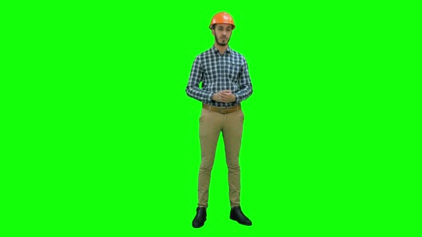 Construction worker enlisting factors for success on his fingers on a Green Screen, Chroma Key. — Stock Video