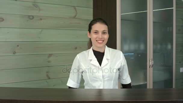 Gerente de salón de belleza sonriente en la recepción — Vídeo de stock