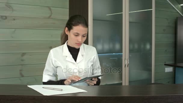 Spa resepsiyon masası kullanır tablet pc manifatura istemciye kadına — Stok video