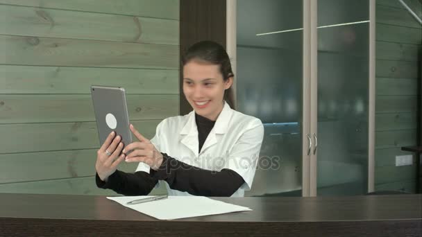 Gerente de spa feliz tomando selfies con su tableta en la recepción — Vídeo de stock