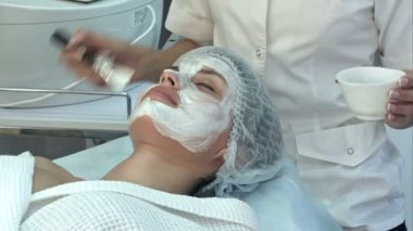 Kil maskesi spa güzellik salonunda alan genç güzel kız