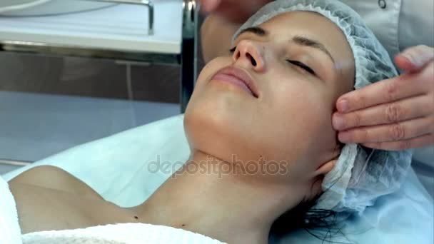 Bella donna con un massaggio facciale — Video Stock