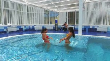 Yüzme havuzunda bikinili güzel kızlar fotoğrafını çekmek fotoğrafçı