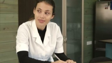 Bir kadın müşteri karşılama masasında tebrik bir spa resepsiyonist