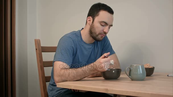 Młody mężczyzna o brak apetytu na śniadanie — Wideo stockowe