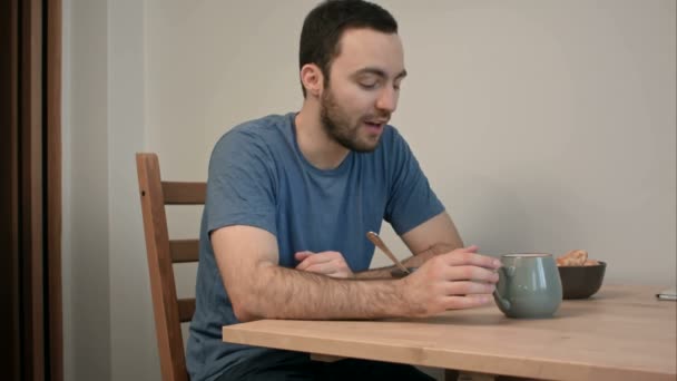 Felice uomo sorridente che descrive la sua colazione alla macchina fotografica — Video Stock