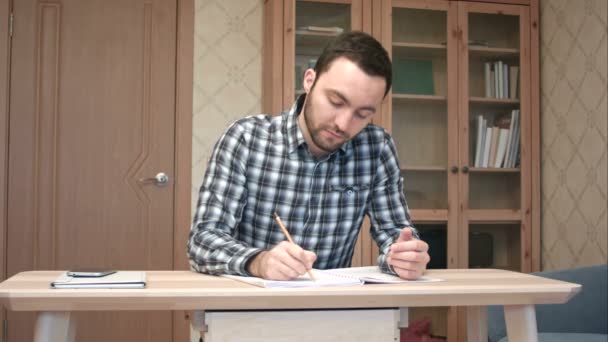 Счастливый студент заканчивает писать эссе — стоковое видео