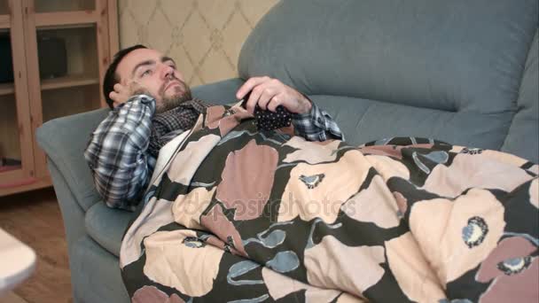 Nemocný muž v posteli s chřipkou volající lékař na telefonu — Stock video