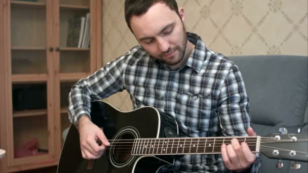 Jovem praticando em tocar guitarra — Vídeo de Stock