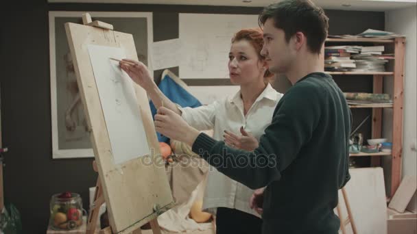 Étudiant et professeur d'art pendant la leçon de peinture — Video