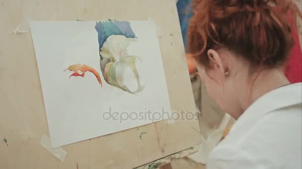 Mulher artista pintando um quadro em estúdio enquanto fala ao telefone — Vídeo de Stock