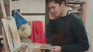 Genç adam bir resim çizerken Evet