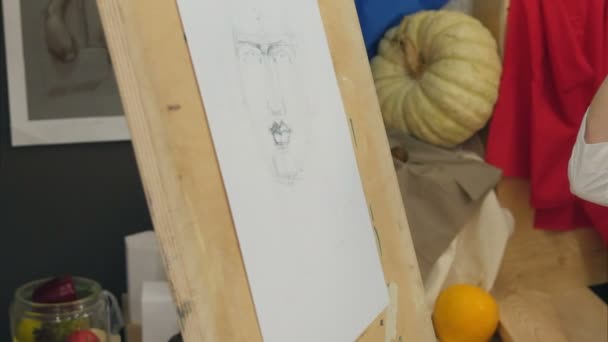 Giovane che impara a disegnare un ritratto classico in studio — Video Stock