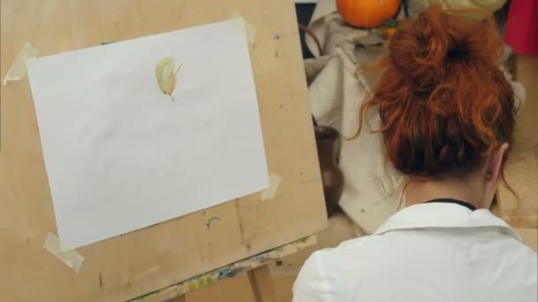 Jeune artiste féminine peinture aquarelle image en studio — Video