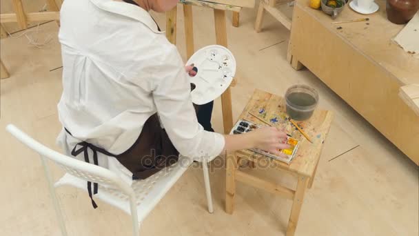 Mujer concentrada artista pintando calabaza bodegón con acuarelas — Vídeos de Stock