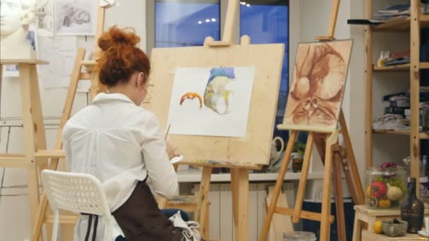 Künstlerin malt Aquarell-Bild in ihrem Atelier