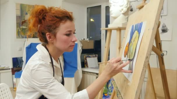 Рыжая женщина в фартуке акварель натюрморт — стоковое видео