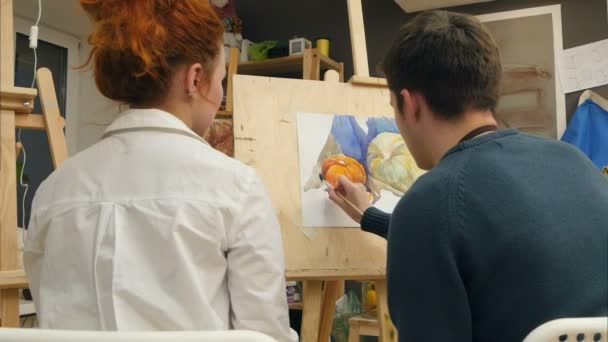 Professeur d'art féminin expliquant aux élèves comment appliquer des aquarelles — Video