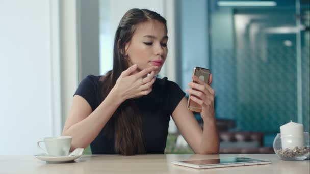 Csinos, fiatal lány segítségével telefon-hoz utánanéz őt teszik, és megteszi a selfie — Stock videók