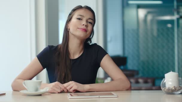 Belle jeune fille regardant vers la caméra avec différentes expressions — Video