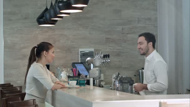 Çok kadın müşteri için yakışıklı barista telefon numarasını vererek — Stok video