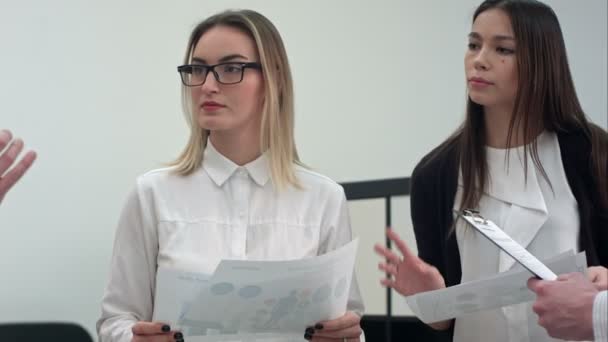 Duas jovens empresárias no encontro no escritório — Vídeo de Stock