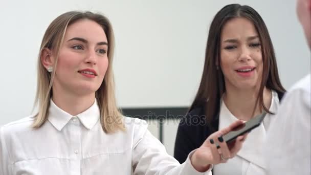 Занятые офисные женщины в офисе принимают телефонный звонок и используют планшет — стоковое видео