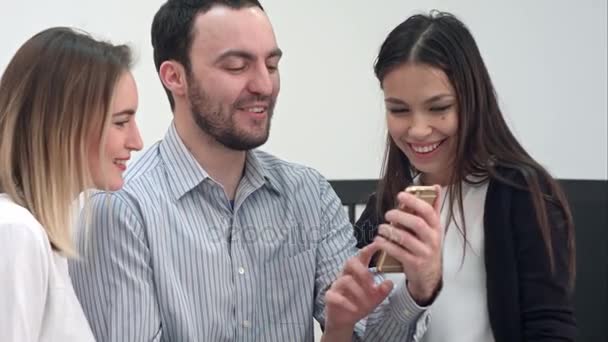 Jóvenes compañeros de oficina se divierten tomando selfies por teléfono — Vídeos de Stock