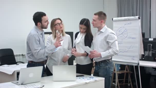 Jonge bedrijf team dat werkt in het kantoor — Stockvideo