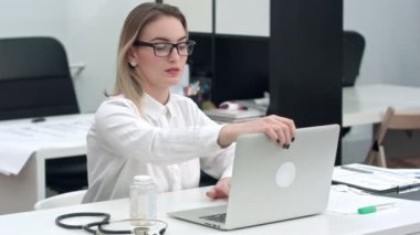 Dizüstü bilgisayar video arama için kullanmadan işkadını