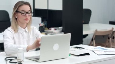 Bir dizüstü bilgisayarda yazarak ve kapatmak iş kadını