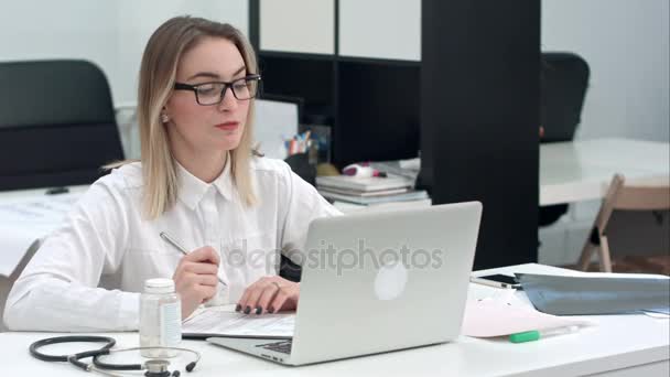 Travailleur médical féminin prescrivant des pilules par appel vidéo — Video