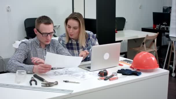 Architecte féminine discutant du dessin avec son collègue pendant le déjeuner — Video