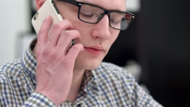 Young male manager having phone conversation in the office — Stock Video