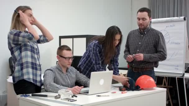 Equipe de jovens arquitetos que se preparam para iniciar novo projeto — Vídeo de Stock