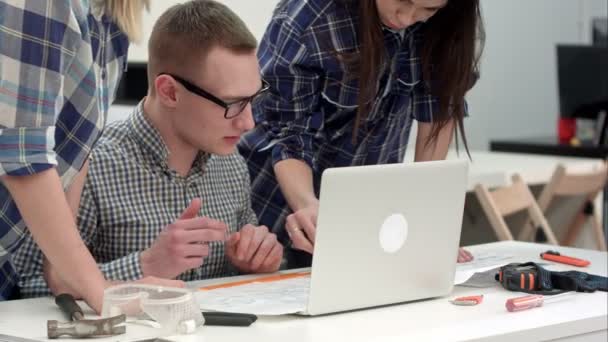 Jóvenes arquitectos revisando las mediciones de dibujo con divisor — Vídeos de Stock