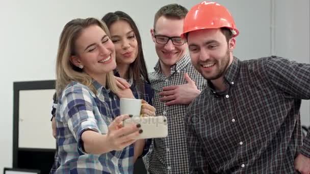 Gruppera selfie skott av kollegor ha roligt i deras kontor — Stockvideo