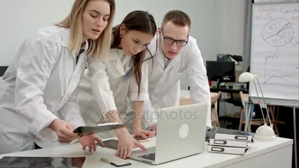 Medical doctors team using laptop in the office — Stock Video