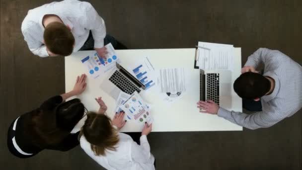 Junge Büroangestellte diskutieren bei Geschäftstreffen über Vorträge — Stockvideo