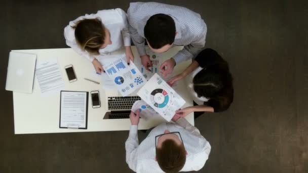 Jóvenes empresarios contentos con su proyecto con compañera de trabajo mostrando pulgares hacia arriba — Vídeo de stock